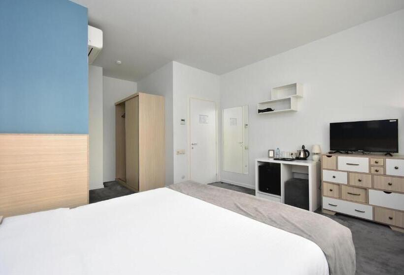 اتاق استاندارد سه نفره, In City