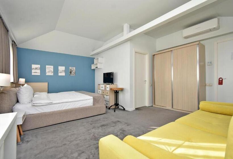 اتاق سوپریور, In City