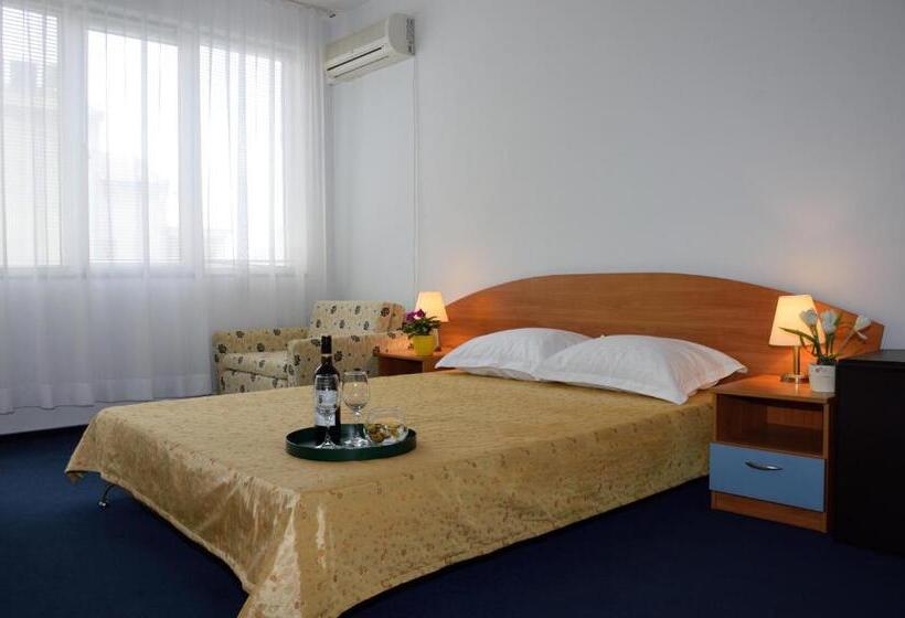 غرفة قياسية مزوَّدة بشُرفة, Villa Diana