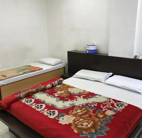 Quarto Triplo Deluxe, Hari Darshan