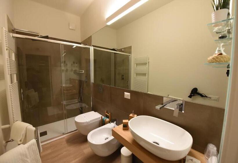 四人标准间, Nicola S Luxury Rooms