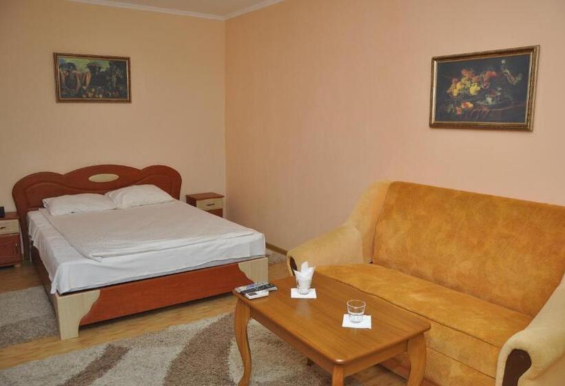 جناح جونيور, Casablanca