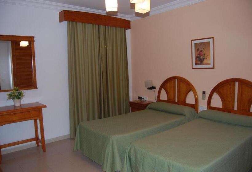 스탠다드 룸, Antonio Conil