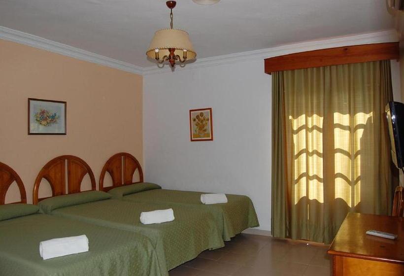 스탠다드 트리플 룸, Antonio Conil