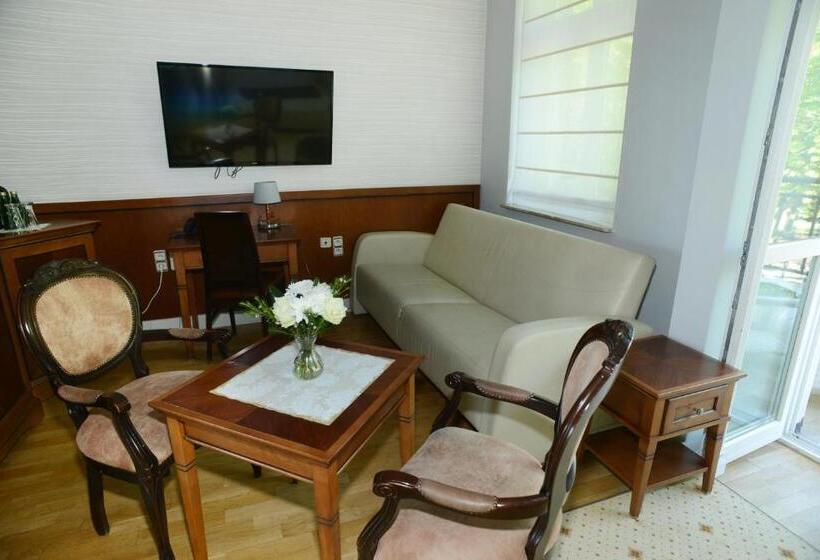 园景标准四人间, Apollo