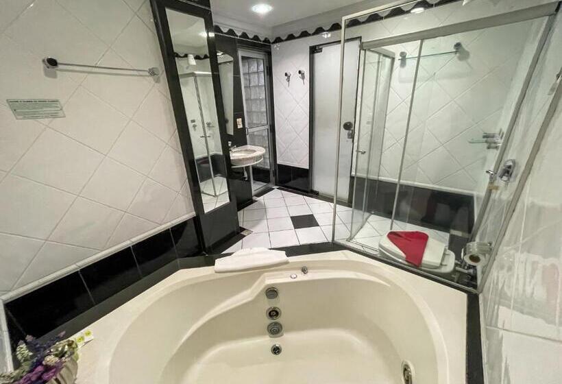 스탠다드 룸 킹사이즈 침대, Canada