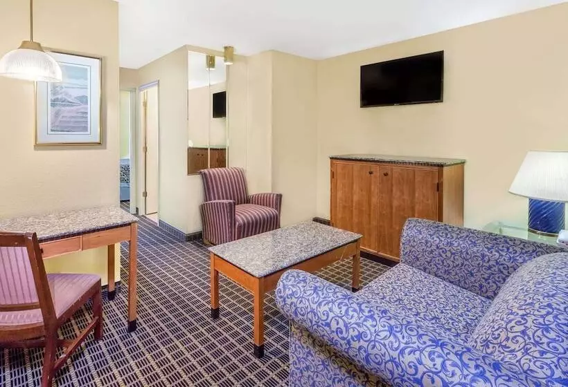 スイート, Days Inn & Suites By Wyndham Kalamazoo