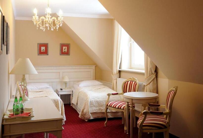 اتاق استاندارد, Dwór Carski