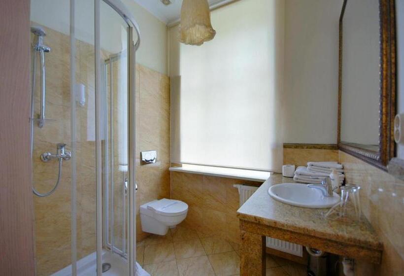 اتاق استاندارد, Dwór Carski