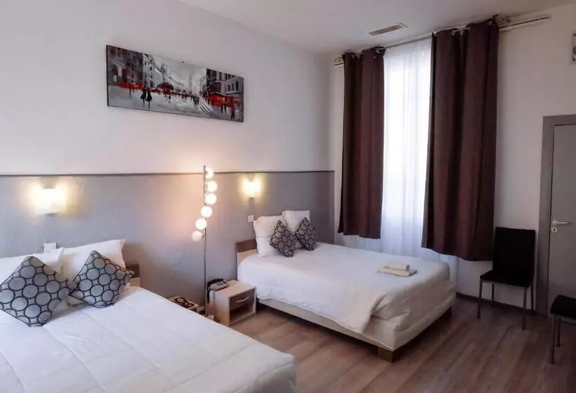Standard Neljän Hengen Huone, Hôtel Pedussaut