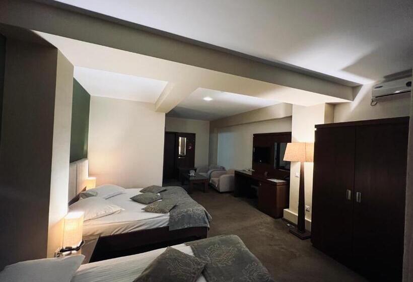اتاق استاندارد سه نفره, Royale
