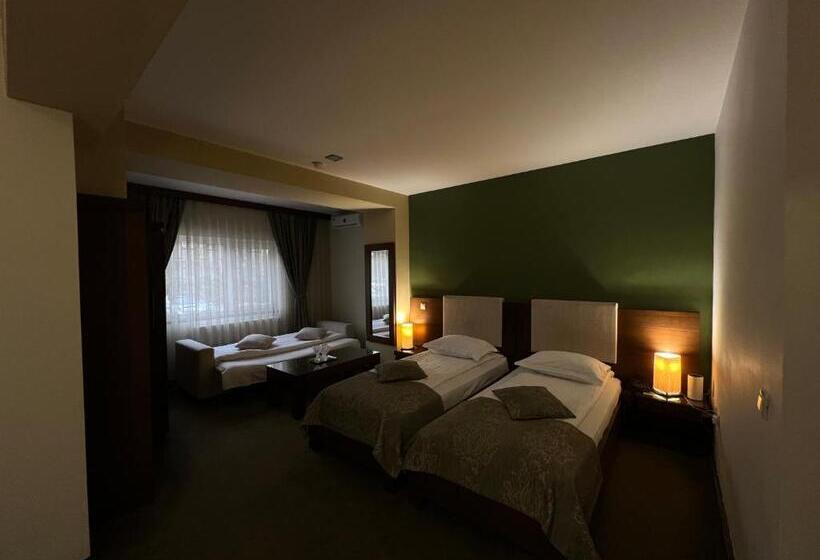 اتاق استاندارد سه نفره, Royale