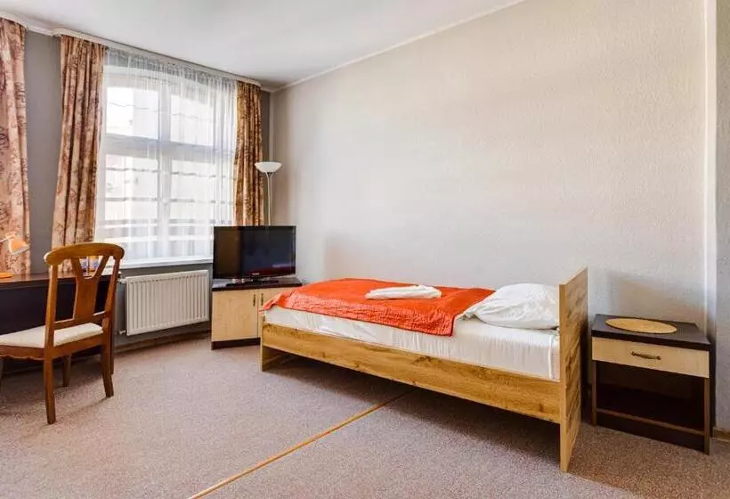 Basic Kolmen Hengen Huone, Sowa