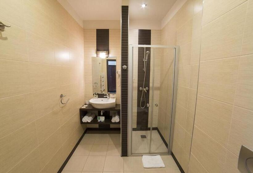 수피리어 룸, Starka