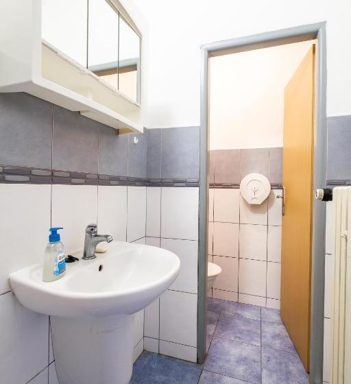 اتاق استاندارد چهارنفره با سرویس بهداشتی مشترک, U Nádraží