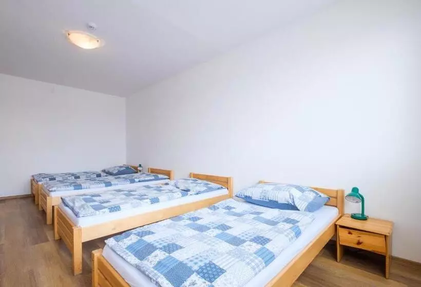 浴室共有スタンダード4人用ルーム, U Nádraží