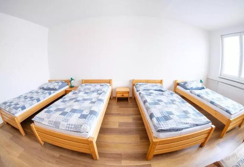 浴室共有スタンダード4人用ルーム, U Nádraží