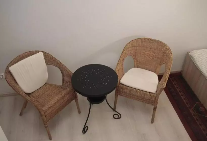 اتاق استاندارد با تخت بزرگ, Pit Stop Hostel