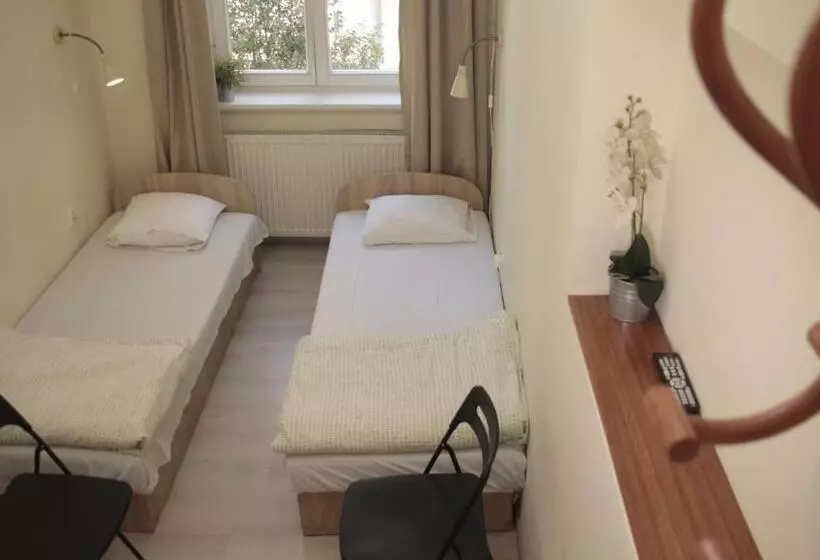 اتاق استاندارد, Pit Stop Hostel