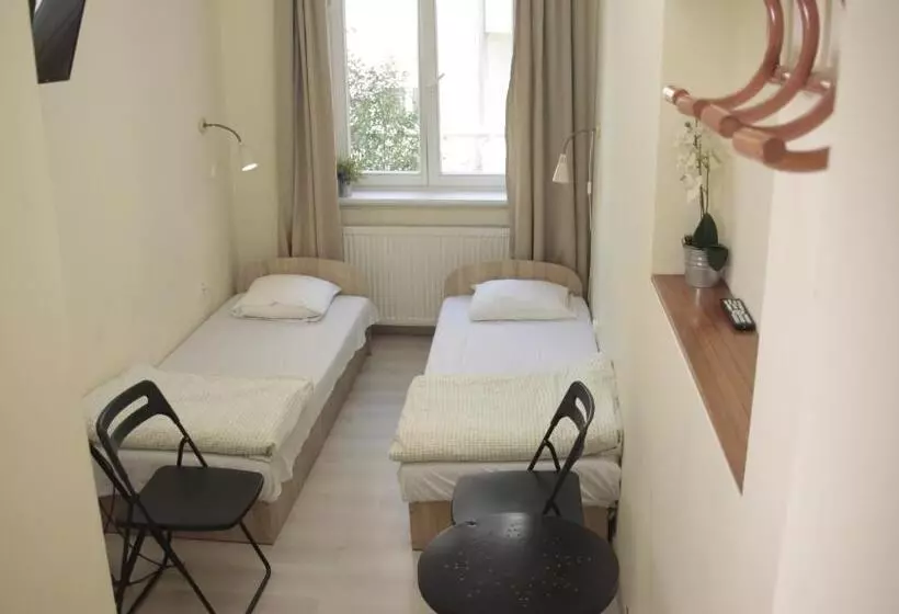 اتاق استاندارد, Pit Stop Hostel