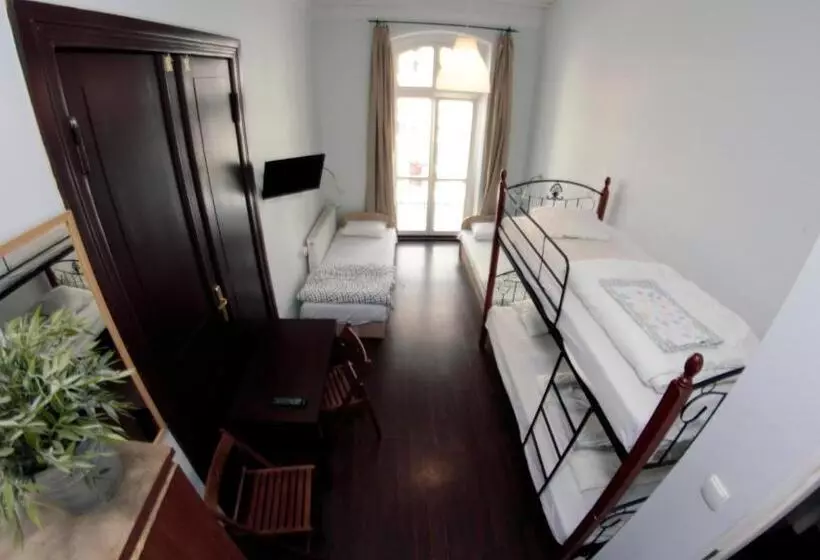 اتاق استاندارد چهار تخته, Pit Stop Hostel