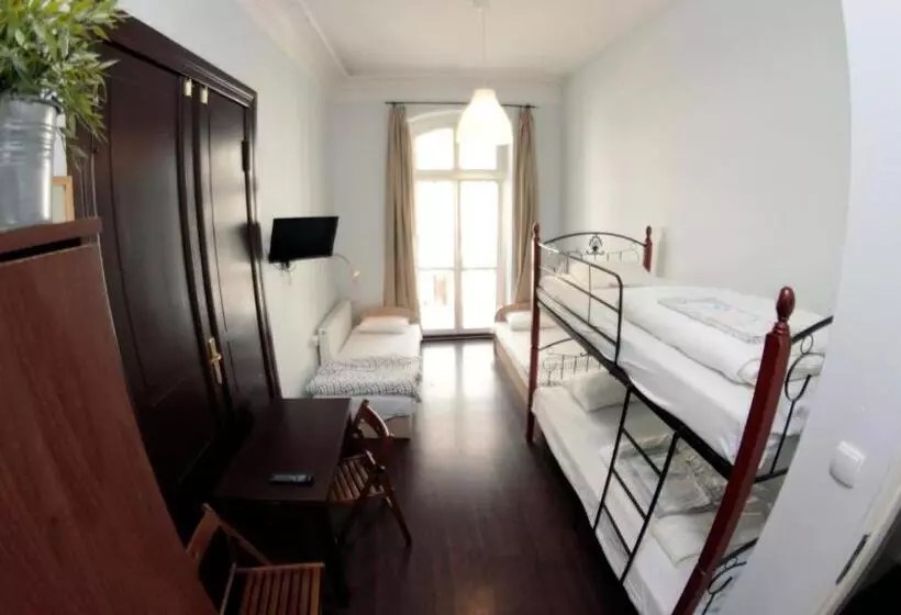 اتاق استاندارد چهار تخته, Pit Stop Hostel
