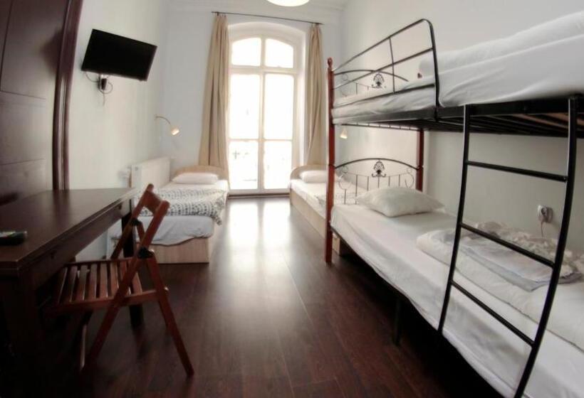 اتاق استاندارد چهار تخته, Pit Stop Hostel