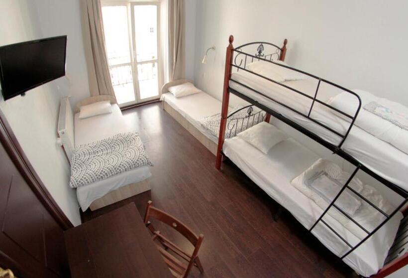 4인용 스탠다드 룸, Pit Stop Hostel