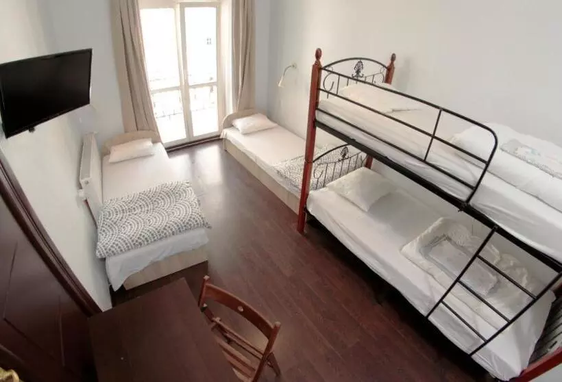 اتاق استاندارد چهار تخته, Pit Stop Hostel