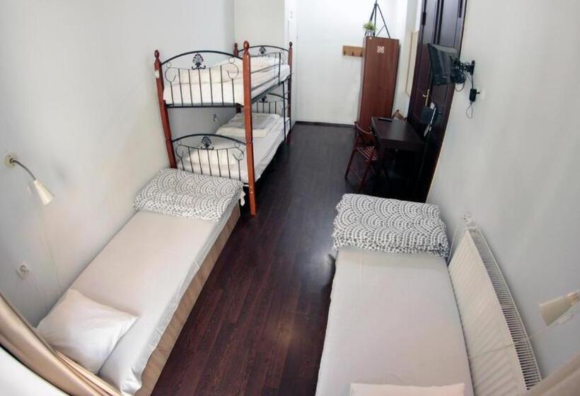 4인용 스탠다드 룸, Pit Stop Hostel