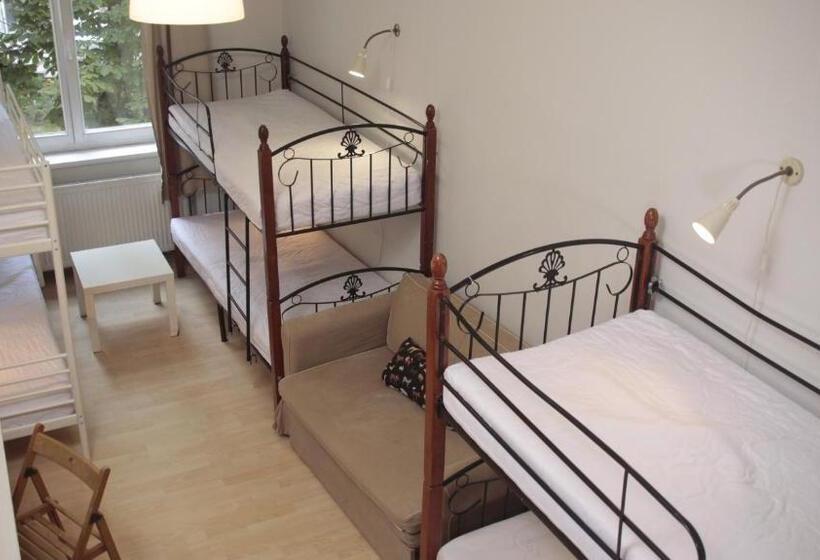 패밀리 룸, Pit Stop Hostel