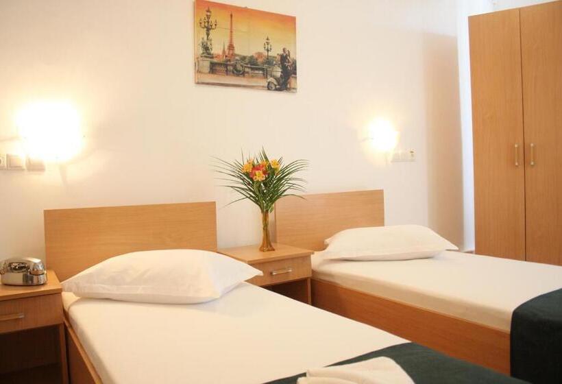 اتاق استاندارد با سرویس بهداشتی مشترک, Sir Gara De Nord