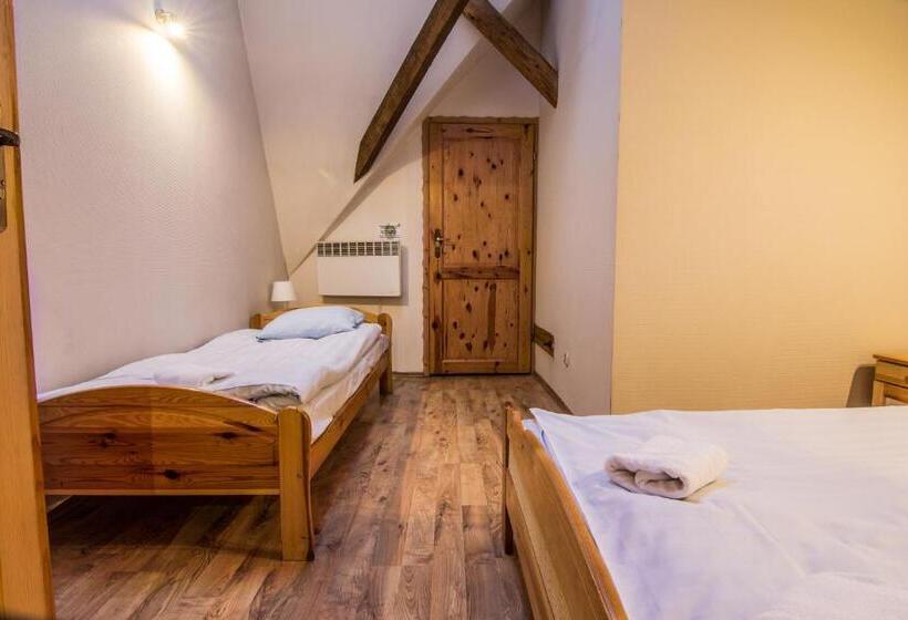 اتاق استاندارد سه تخته با سرویس بهداشتی مشترک, Top Hostel Pokoje Gościnne