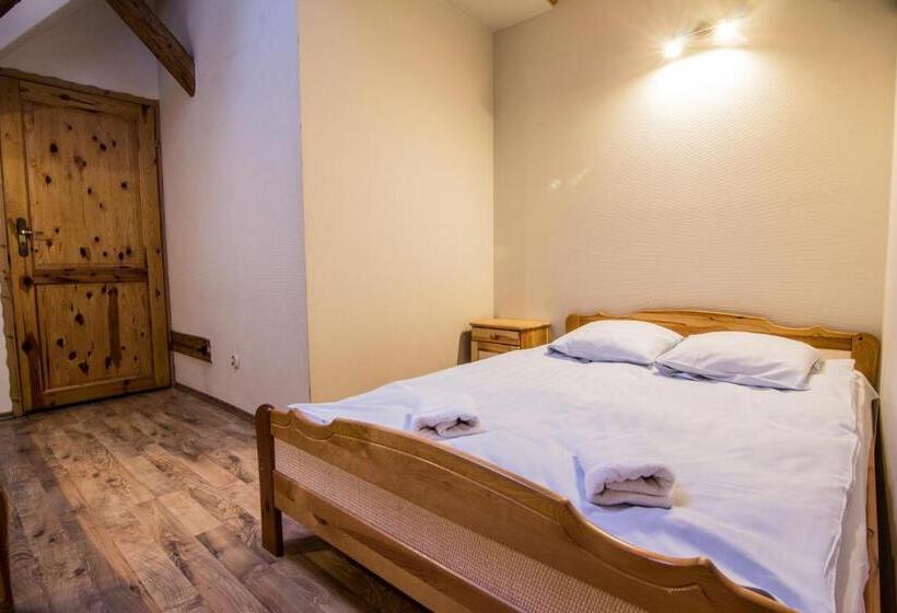 标准三人间共用浴室, Top Hostel Pokoje Gościnne