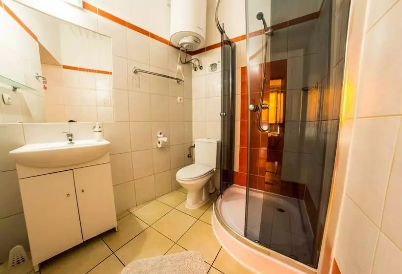 バス共有のスタンダードルーム, Top Hostel Pokoje Gościnne