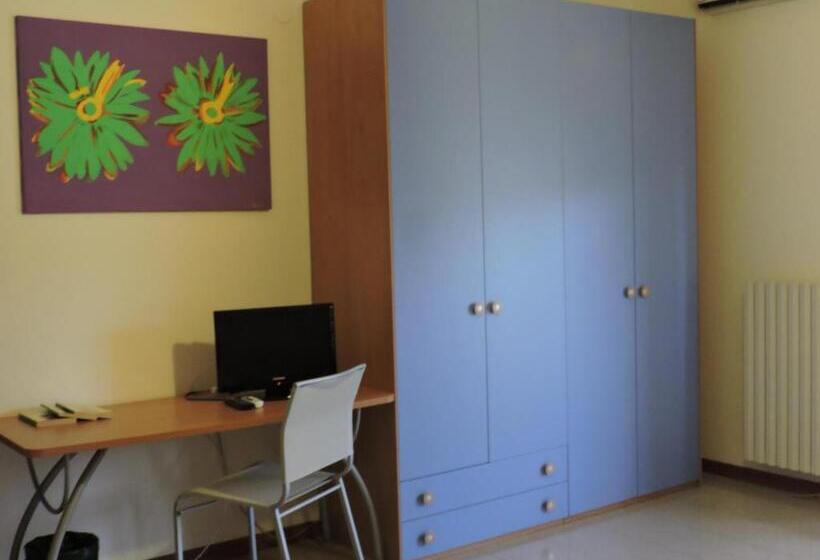 غرفة قياسية ثلاثية, Art & Music B&b