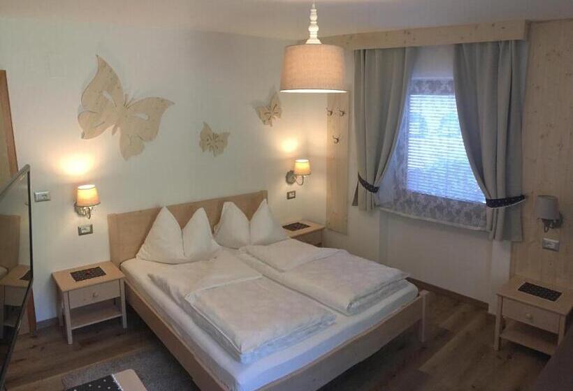 带花园景观的标准三人间, Garní Nëidia