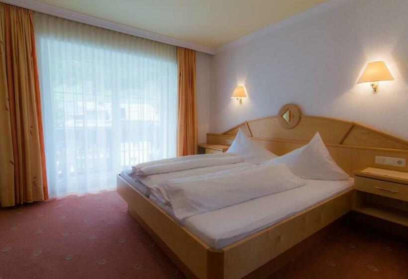 غرفة قياسية مزوَّدة بشُرفة, Garni Martina