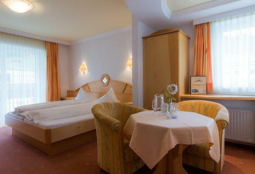 غرفة قياسية مزوَّدة بشُرفة, Garni Martina