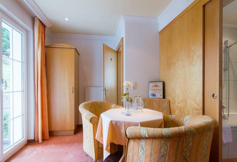 غرفة قياسية مزوَّدة بشُرفة, Garni Martina