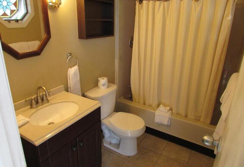 带2个双人床的标准工作室, The Lake George Inn