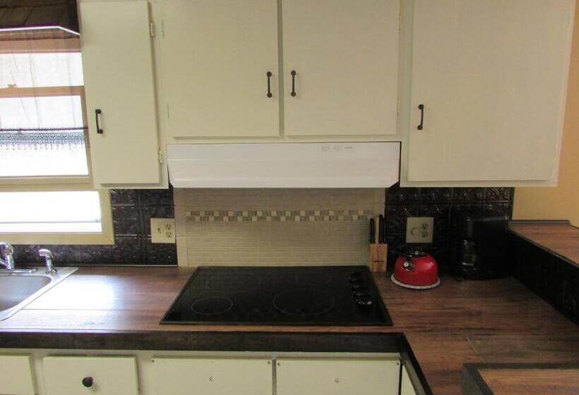 带2个卧室的公寓, The Lake George Inn