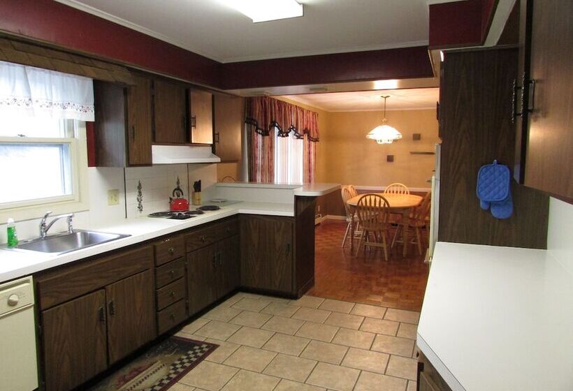 带2个卧室的公寓, The Lake George Inn