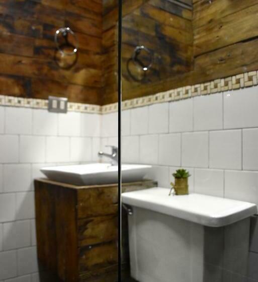 经济房, The Fox Hostel