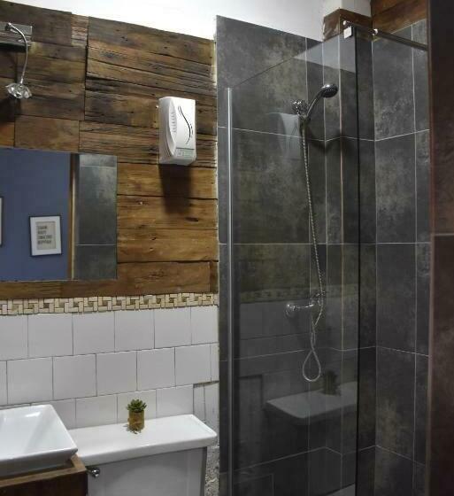 经济房, The Fox Hostel