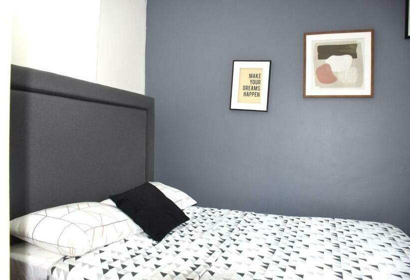 经济房, The Fox Hostel