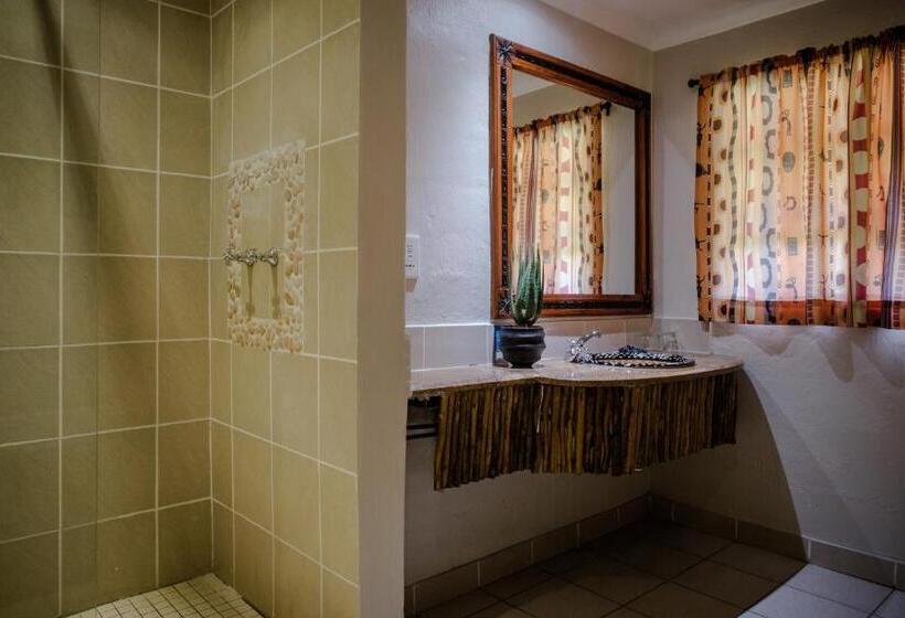 اتاق لوکس با بالکن, Chobe Marina Lodge