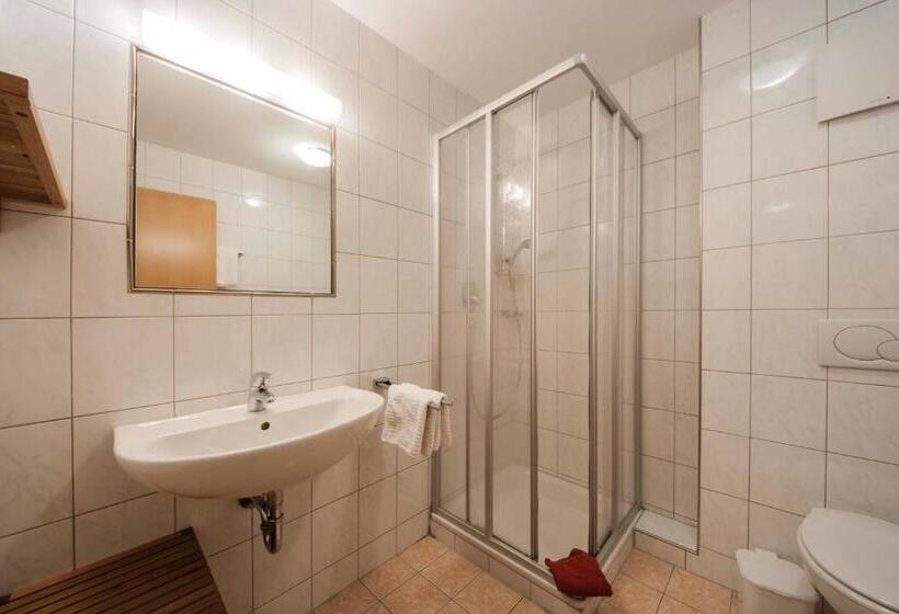 חדר משפחתי, Haus Renate