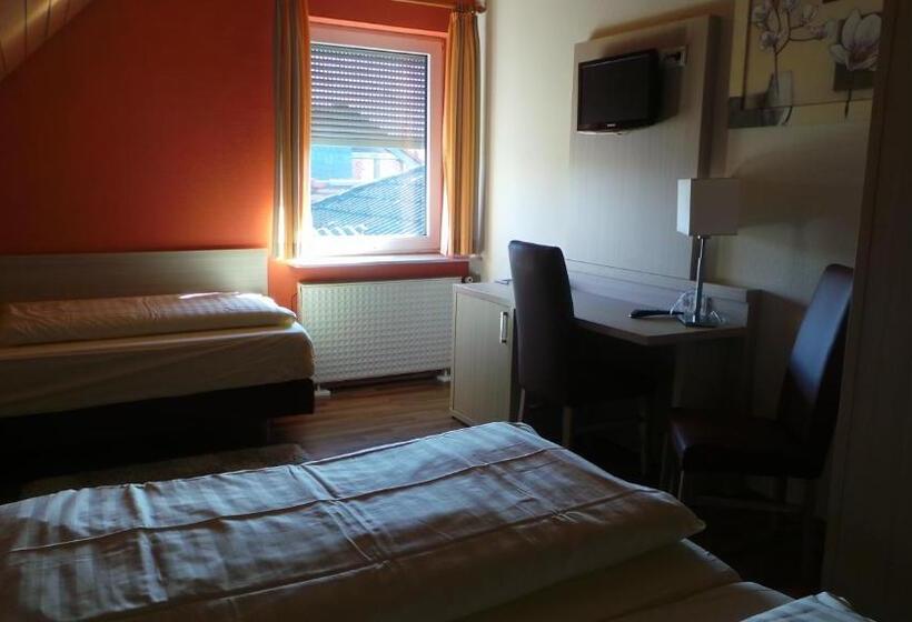 חדר סטנדרט לשלושה, Rhönblick Landhotel   Restaurant   Countrypub