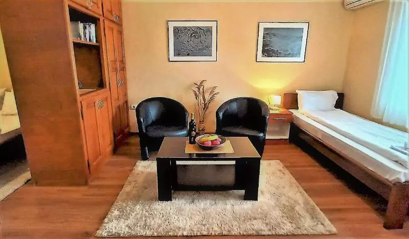 استودیوی سوپریور, Castellamare Residence